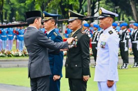 HUT ke-77 TNI, Jokowi Anugerahi Tiga Prajurit Tanda…