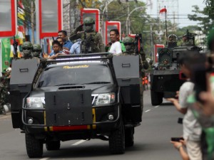 Antusias Warga Naik Kendaraan Militer di Makassar