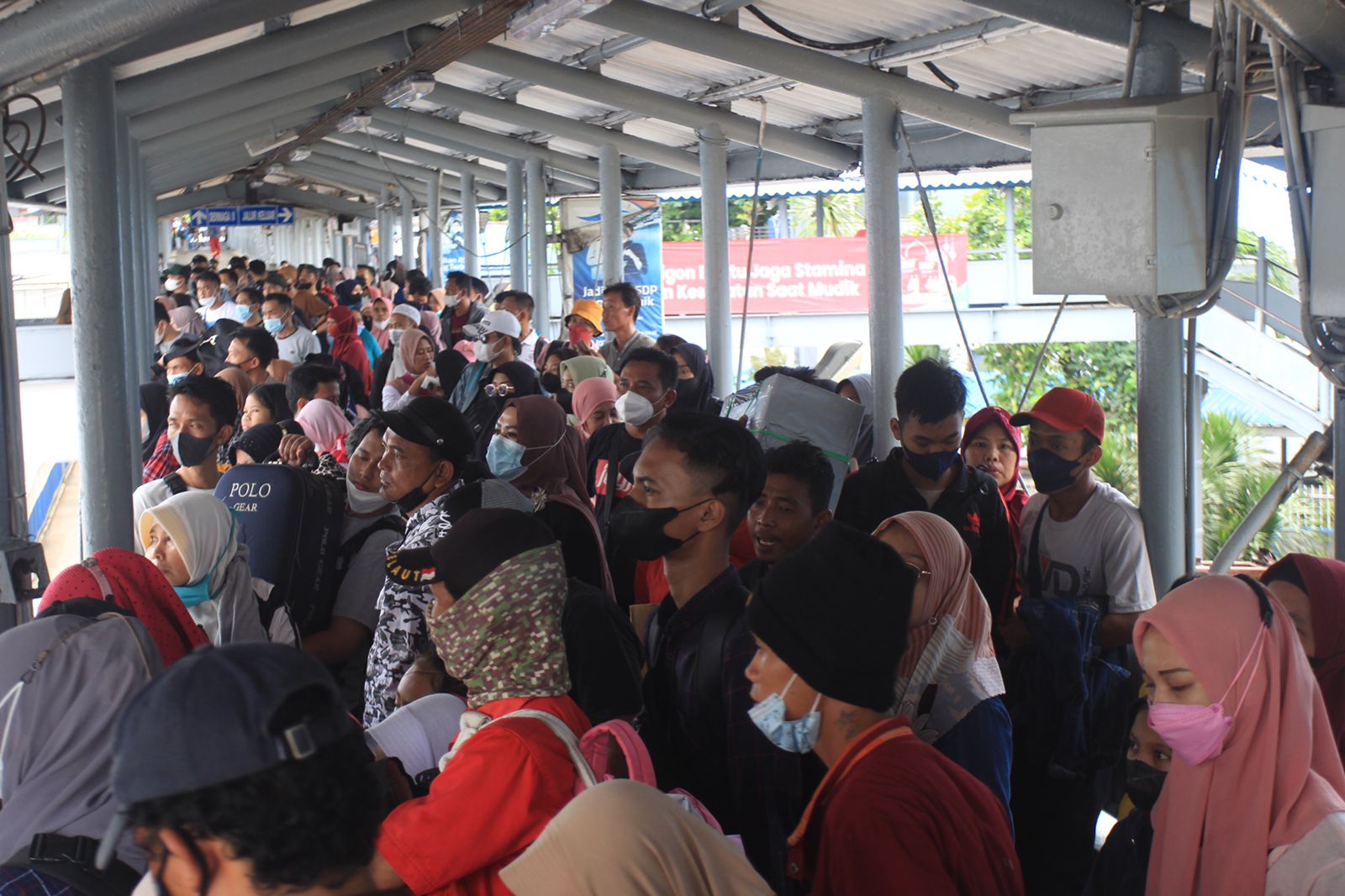 Foto-foto Kepadatan Arus Mudik Di Pelabuhan Merak