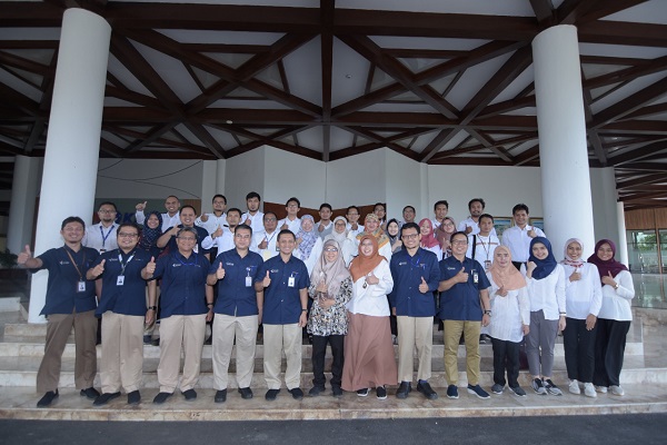 Peserta pelatihan pendamping Transformasi Industri 4.0 yang akan menjadi langkah percepatan implementasi Making Indonesia 4.0 berfoto bersama usai kunjungan ke PT Pupuk Kaltim