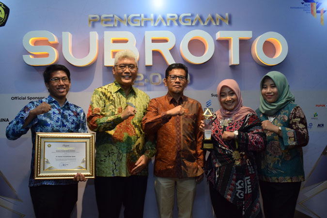 Tim dari Pupuk Kaltim yang dipimpin Direktur Produksi Pupuk Kaltim Bagya Sugihartana berpose usai menerima Penghargaan Subroto 2019 pada puncak peringatan Hari Pertambangan dan Energi ke-74 di Jakarta pada 27 September 2019.