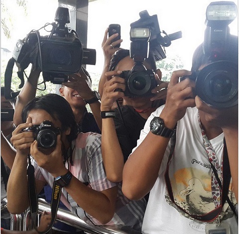 USTAD YUSUF MANSUR KE KPK: Selfie Dulu Ah & Jepret Foto ...